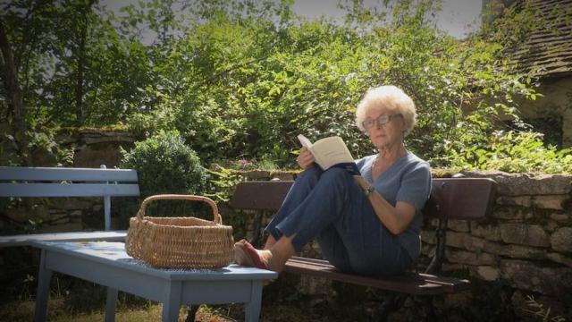 Image Mona lit dans le jardin