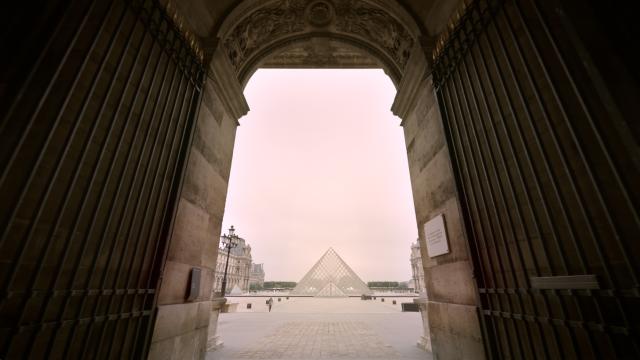 Vue sur la Pyramide du Louvre
